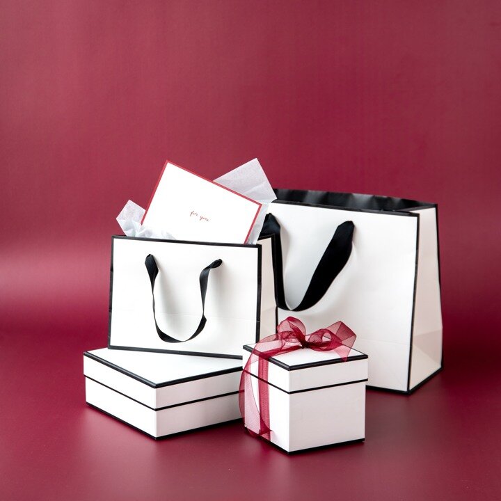 Gift bags and gift boxes with ribbon bows for gift wrapping.