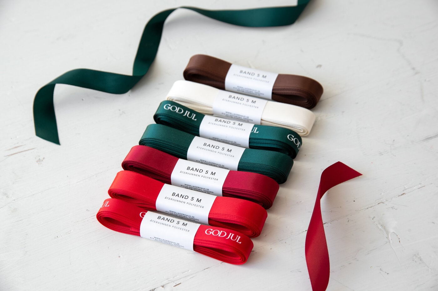 Gift ribbon in white, green and red.