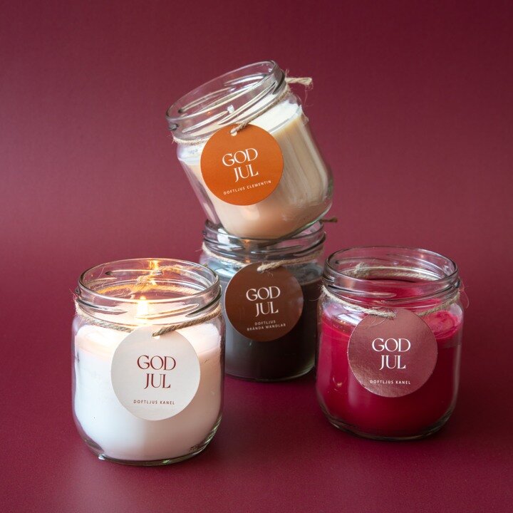 Scented candles with Christmas scents of cinnamon, roasted almonds and clementine.