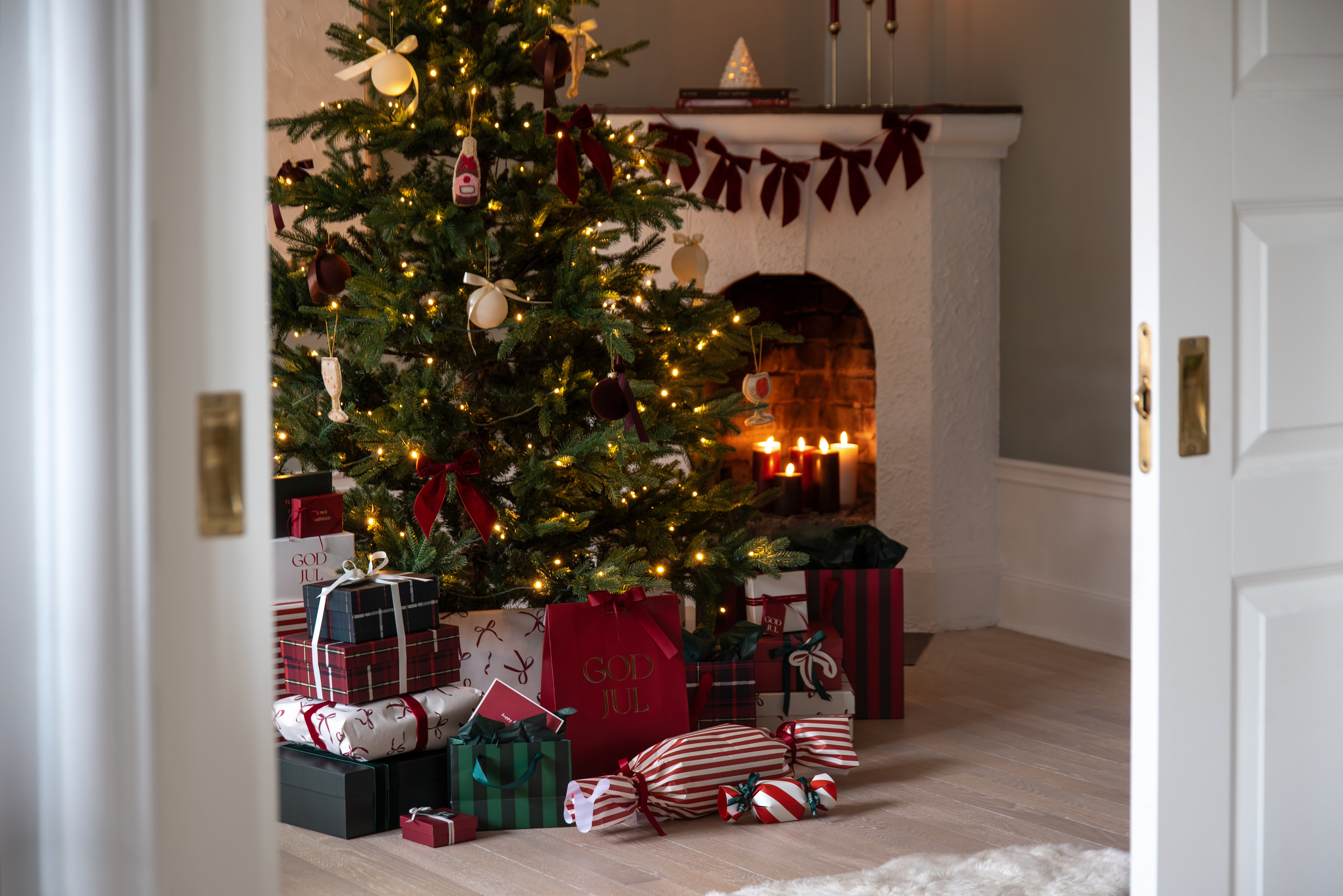 Decorated christmas tree in a living room.