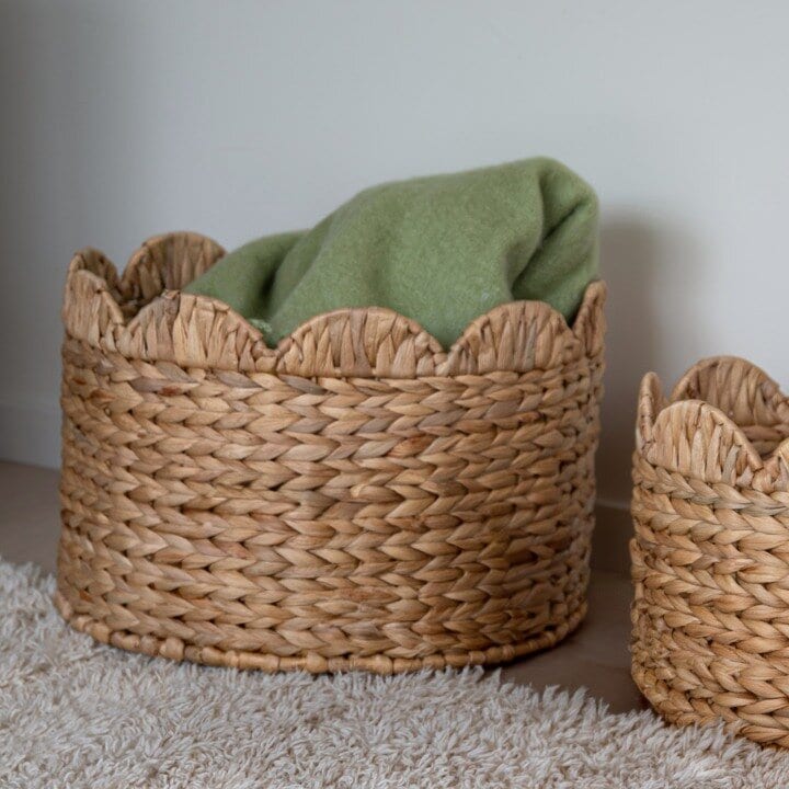 Storage basket with a wavy and decorative edge.