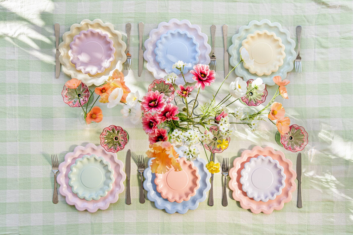 Summer table setting with colourful details.