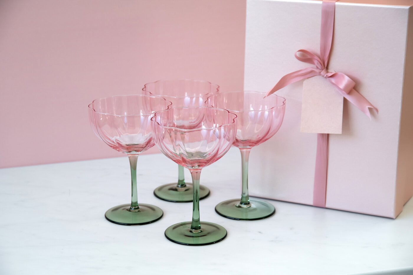 Gift idea with chamoagneglasses and a giftbox with ribbon
