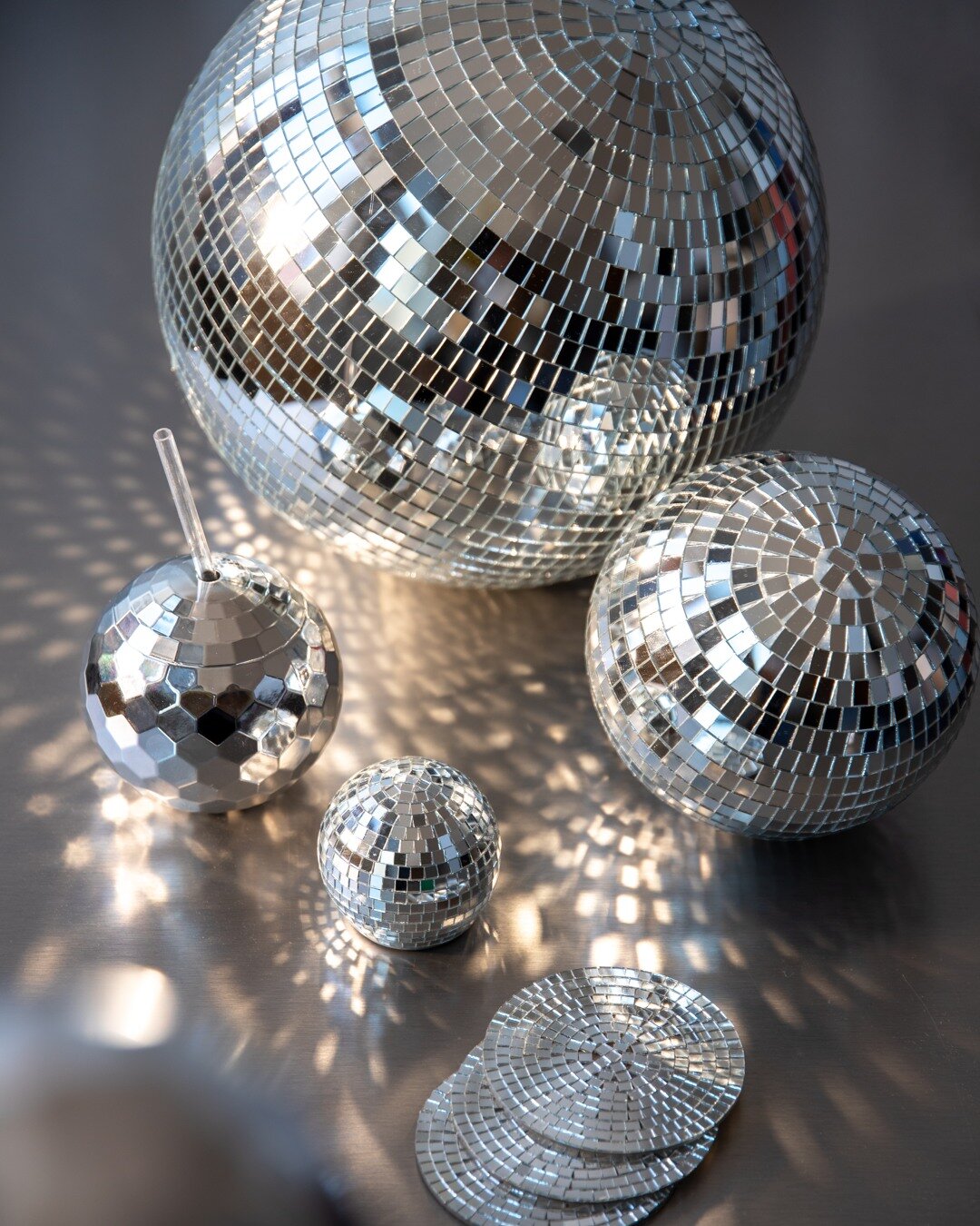 Discokulor i olika storlekar på mörk yta.