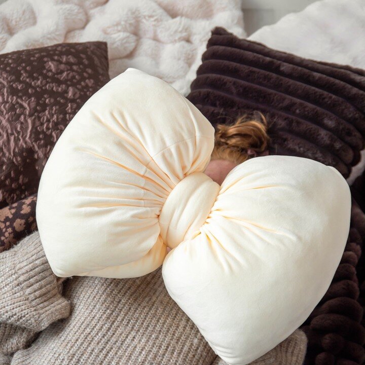 Bow-shaped pillow
